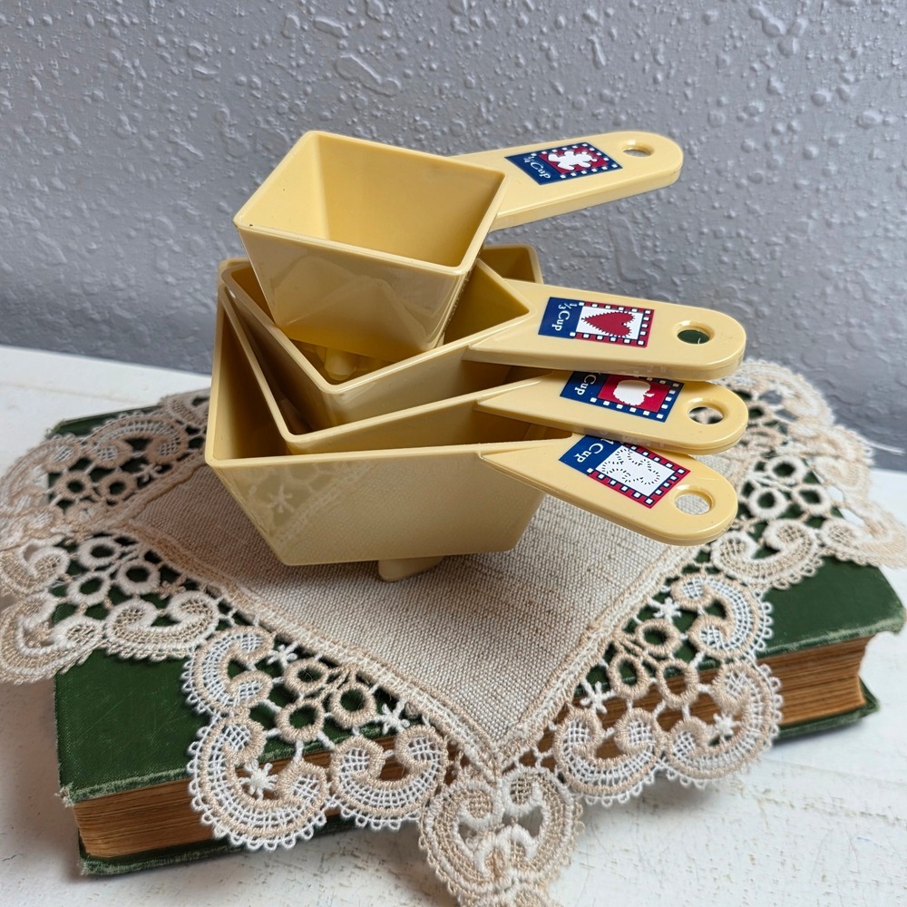 Vintage Giftco Yellow Square Plastic Measuring Cups Cookie Cutter Base Set of 4